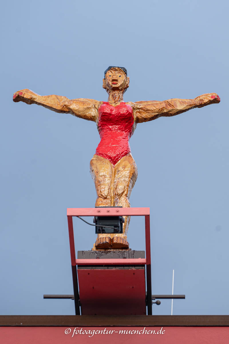Turmspringerin – Denkmal/Kunstwerk in München