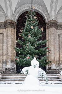 Schneemann vor der Ludwigskirche  – Foto aus München