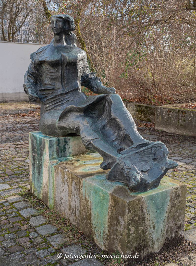 Sitzendes Mädchen