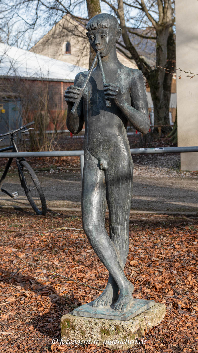 Nackter Knabe mit zwei Flöten