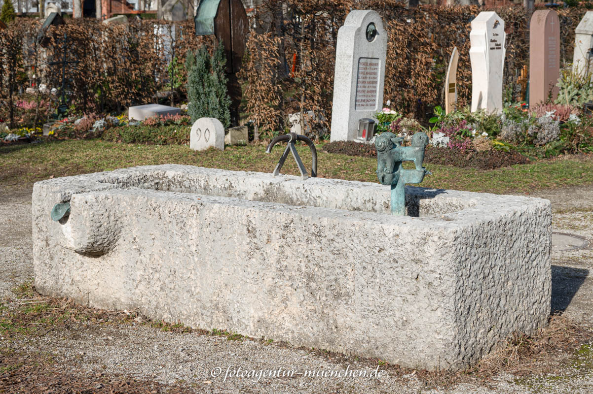 Brunnen mit Löwenköpfen – Denkmal/Kunstwerk in München