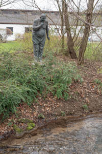 Mann spricht mit Fisch – Foto aus München