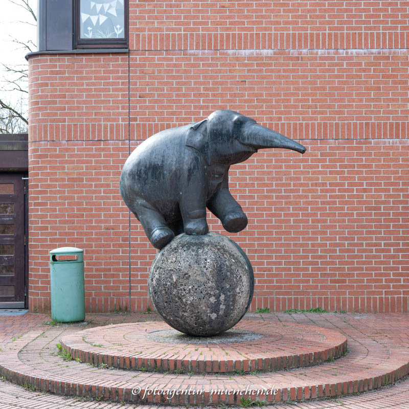 Elefant auf Kugel – Denkmal/Kunstwerk in München