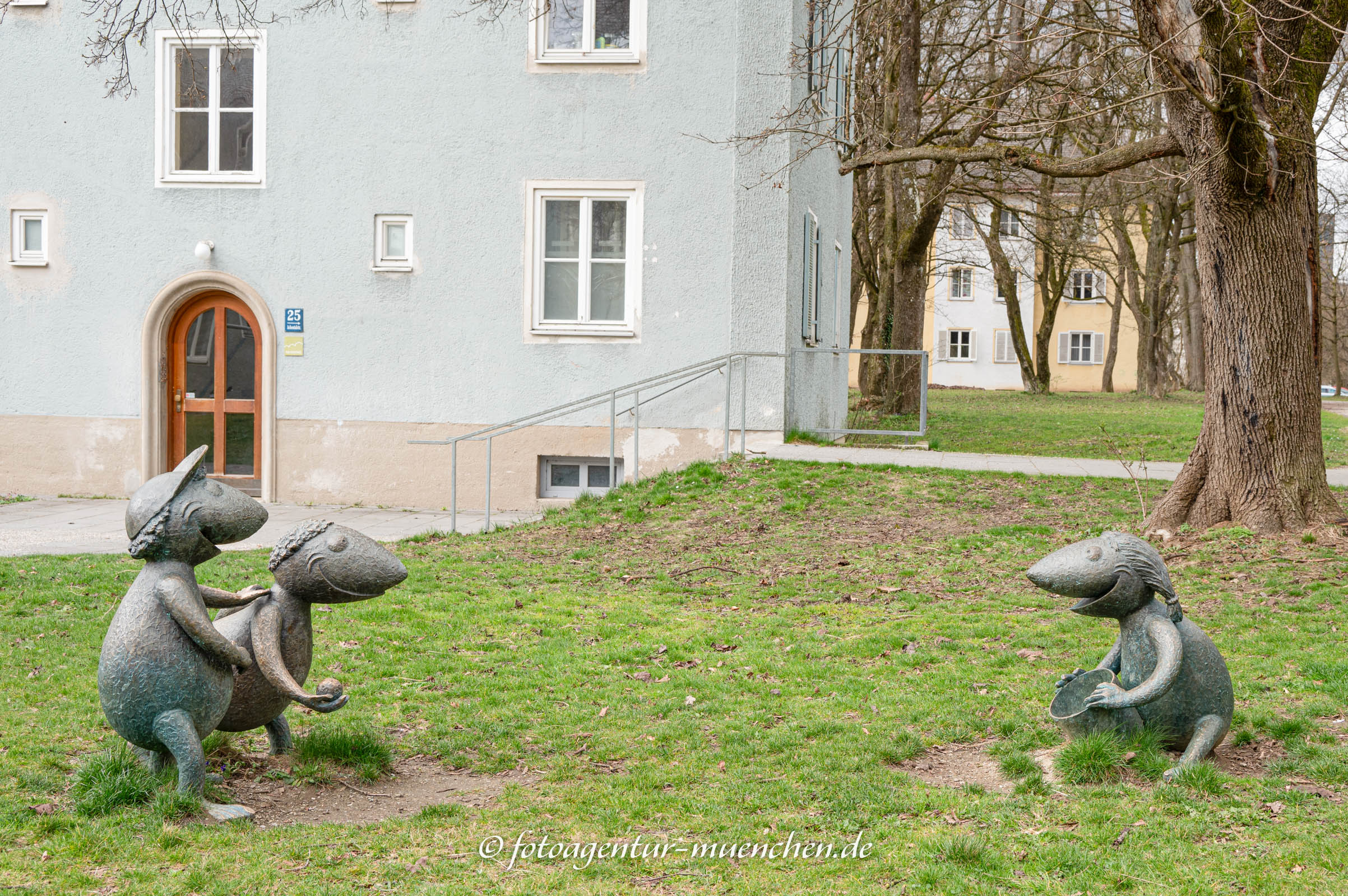 Schmolchkinder beim Ballspielen