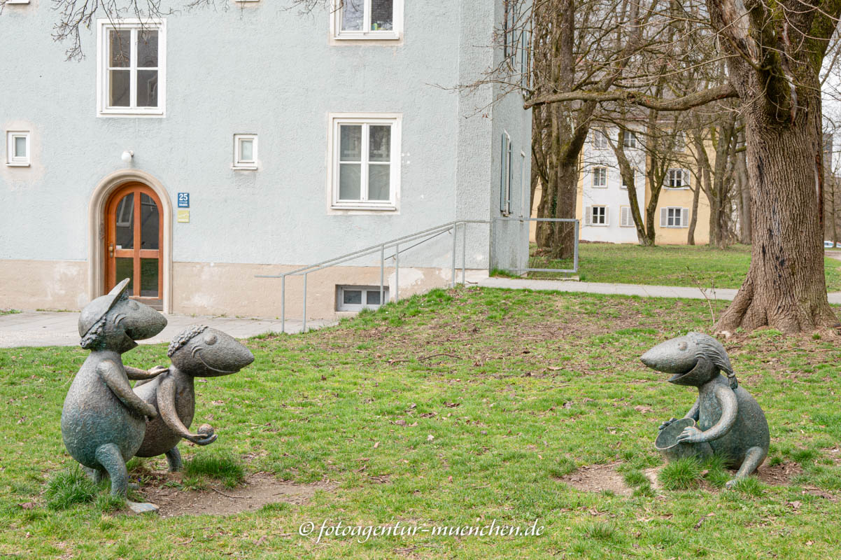 Schmolchkinder beim Ballspielen – Denkmal/Kunstwerk in München