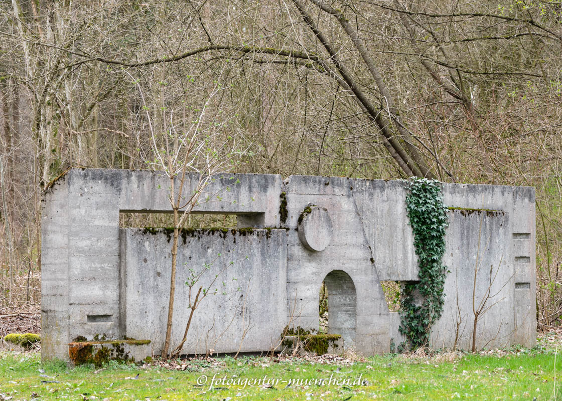 Betonmauer mit verschiedenen geometrischen Elementen – Denkmal/Kunstwerk in München