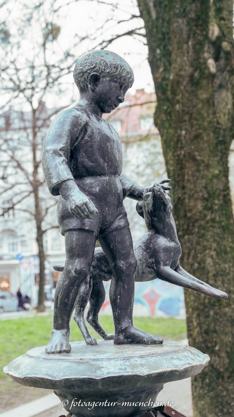 Kindlbrunnen mit Hund – Denkmal/Kunstwerk in München