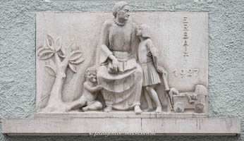 Gerhard Willhalm – Bauschmuck - Alte Frau mit Buch
