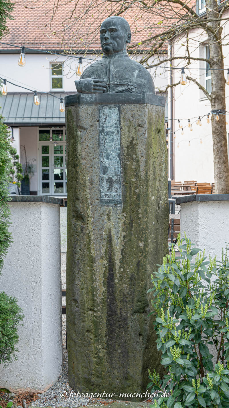 Kolping-Bronzebüste auf Basaltsäule – Denkmal/Kunstwerk in München