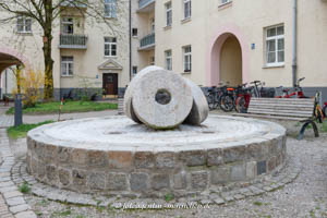 Drei Mühlsteine – Foto aus München