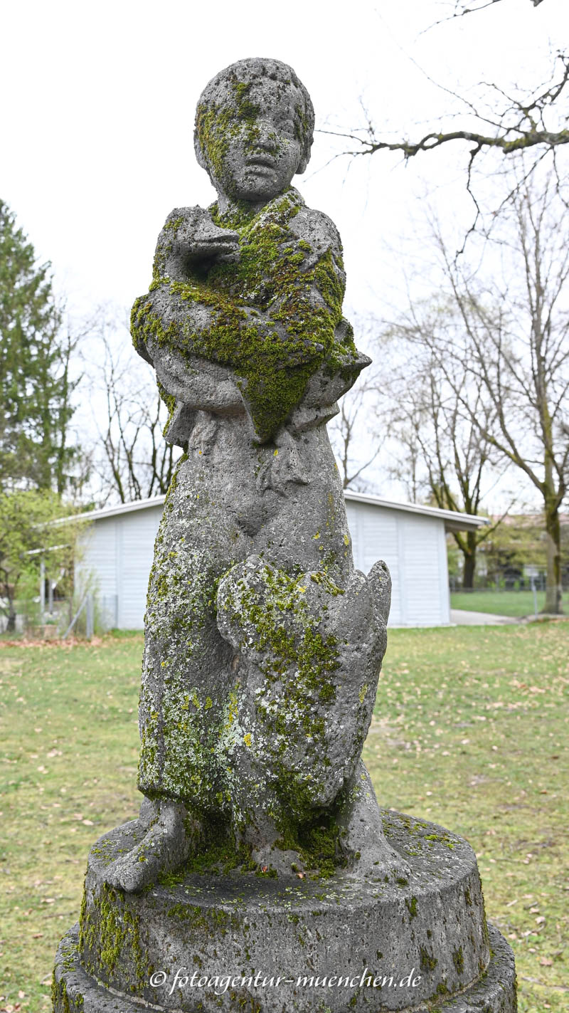 Knabe mit Ente und Hund – Denkmal/Kunstwerk in München