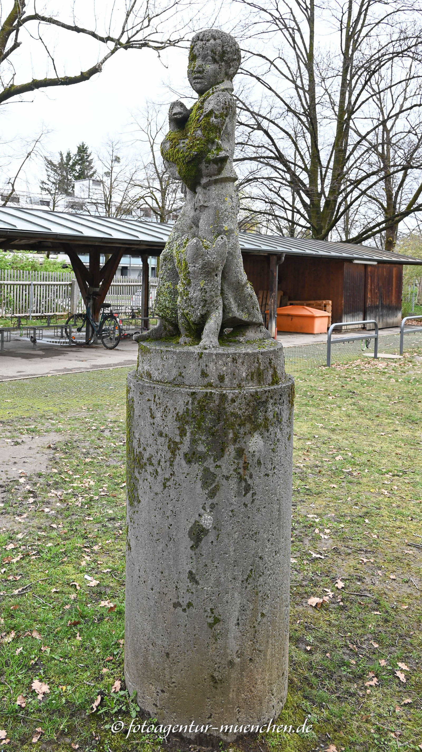 Knabe mit Ente und Hund