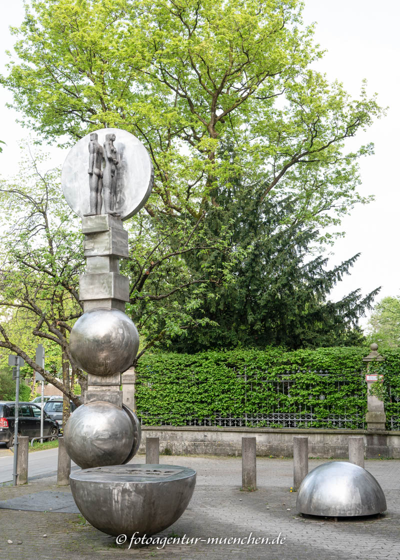 Evolution Nr. 1 – Denkmal/Kunstwerk in München