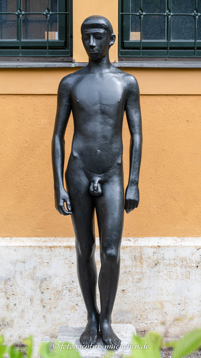 Stehender Jüngling – Denkmal/Kunstwerk in München