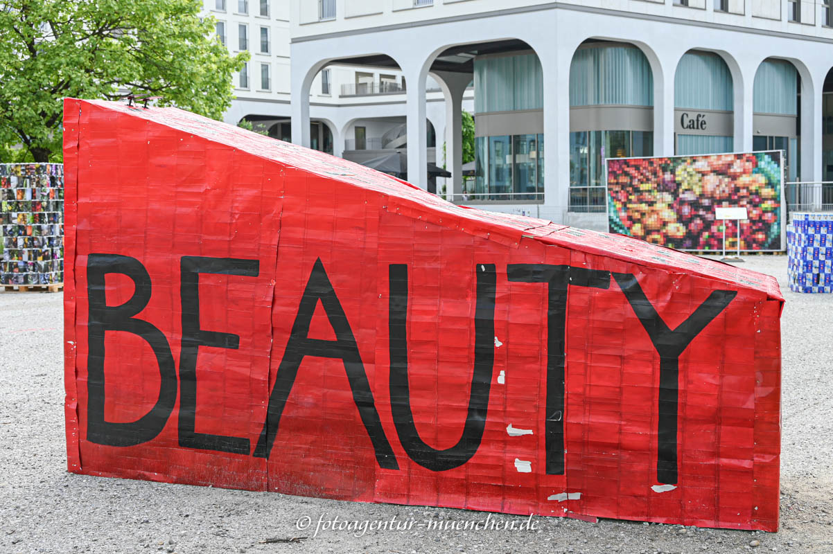 Your Beauty Standards Are Rubbish – Denkmal/Kunstwerk in München