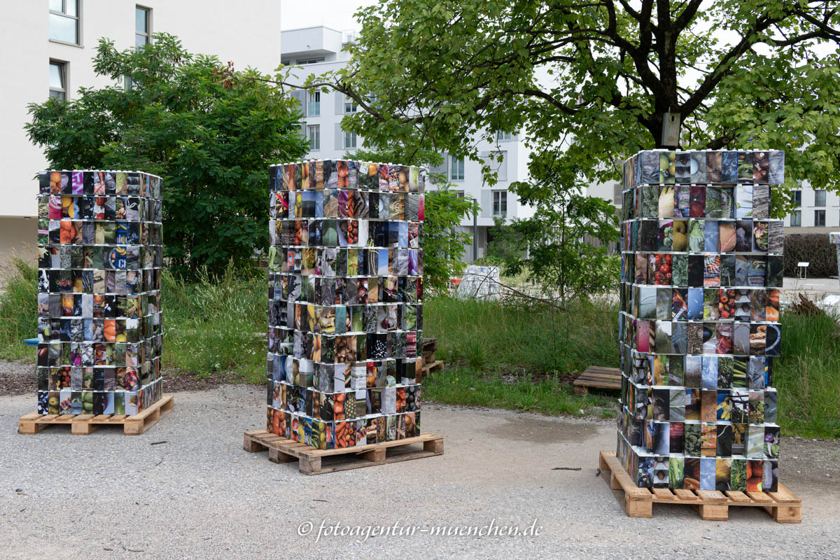 MORGENS, MITTAGS, ABENDS – Denkmal/Kunstwerk in München