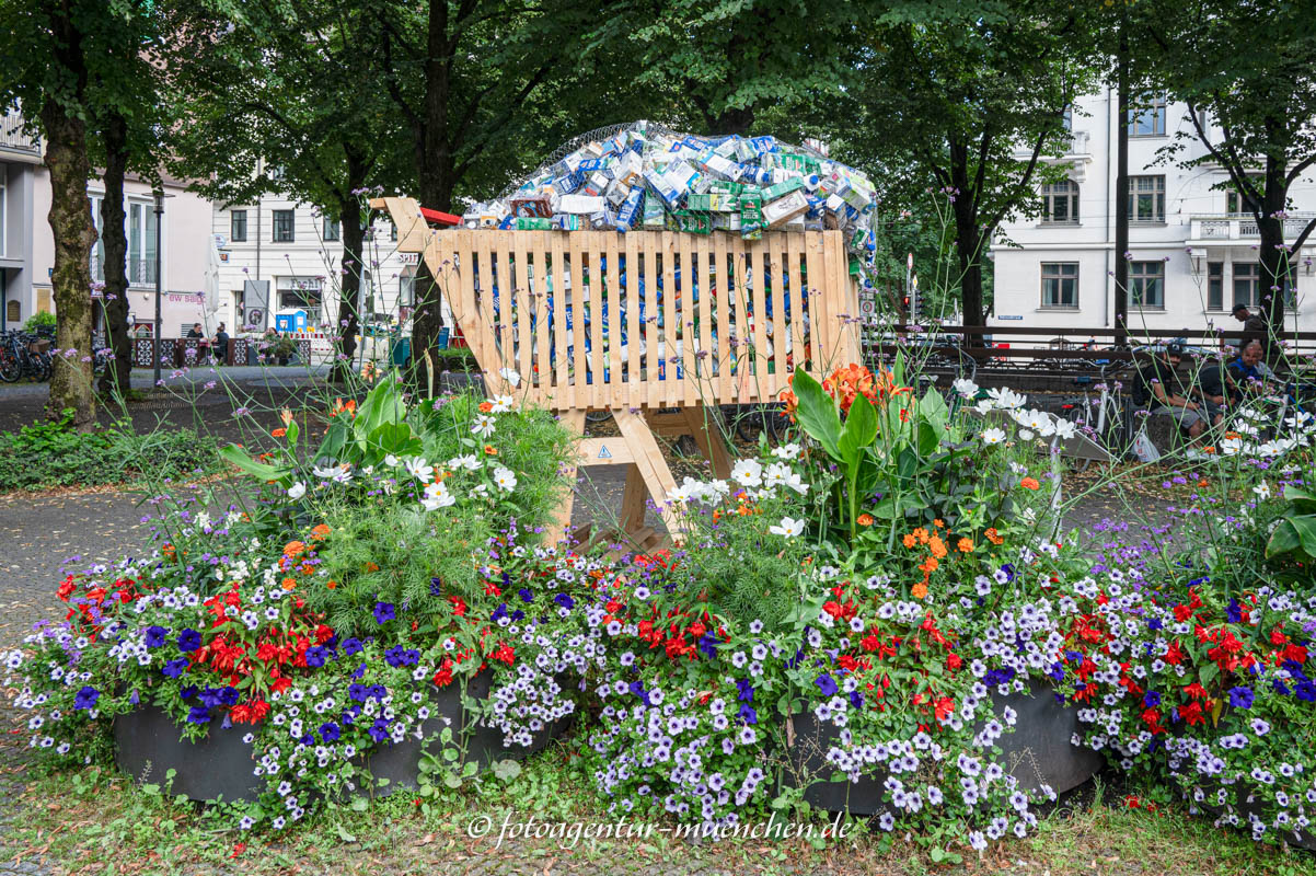 Einkaufswagen im Überfluss – Denkmal/Kunstwerk in München