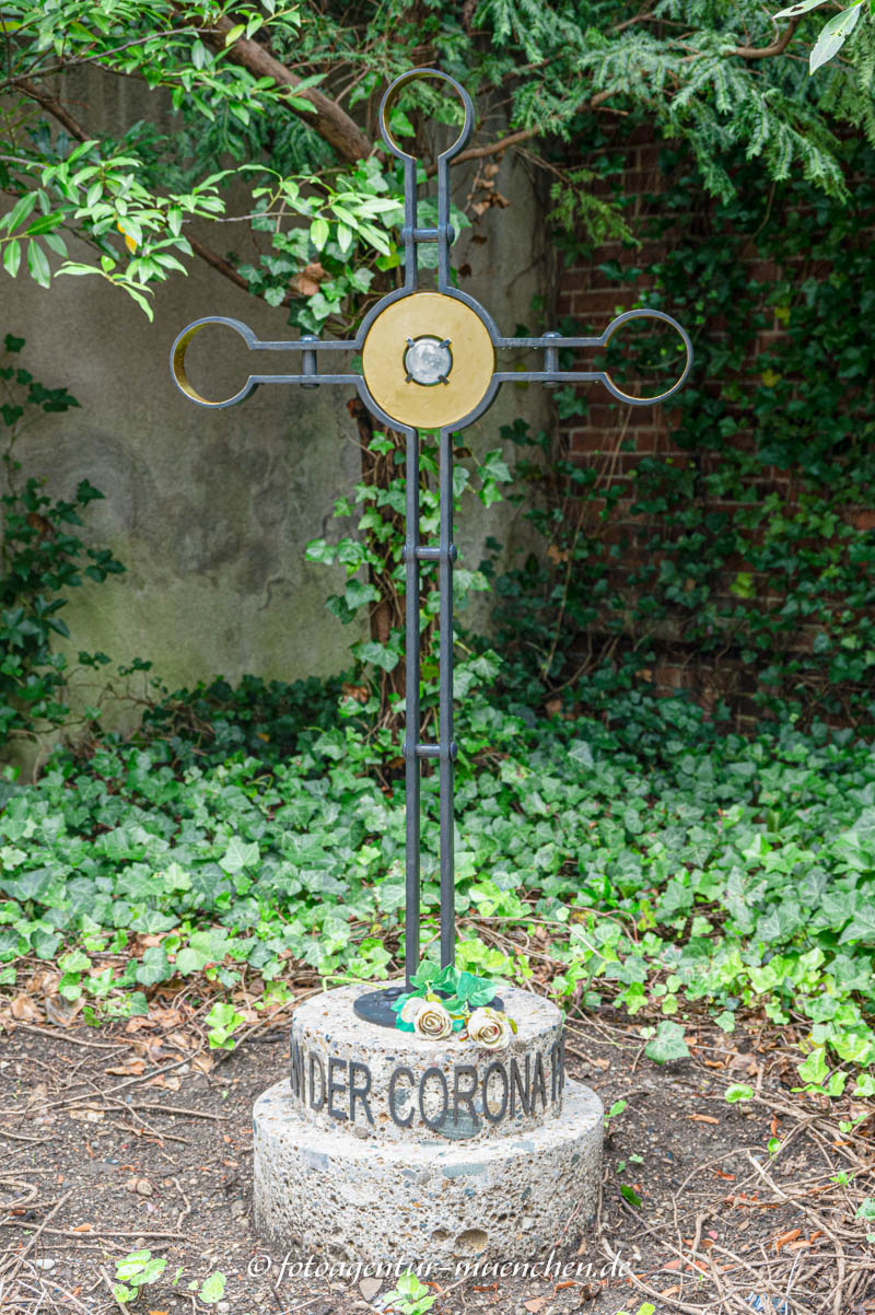 Kreuz für die Opfer der Corona-Pandemie – Denkmal/Kunstwerk in München