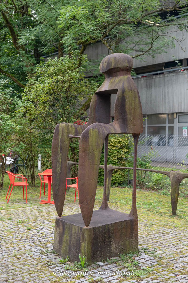 Transparente Sitzfigur – Denkmal/Kunstwerk in München