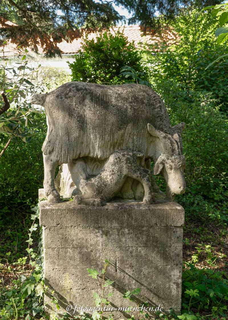 Geiß stillt ihr Junges – Denkmal/Kunstwerk in München