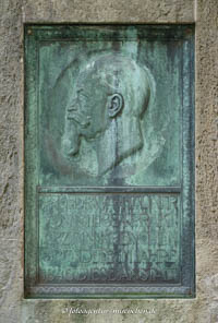 Gerhard Willhalm – Denkmal - August von Hauner