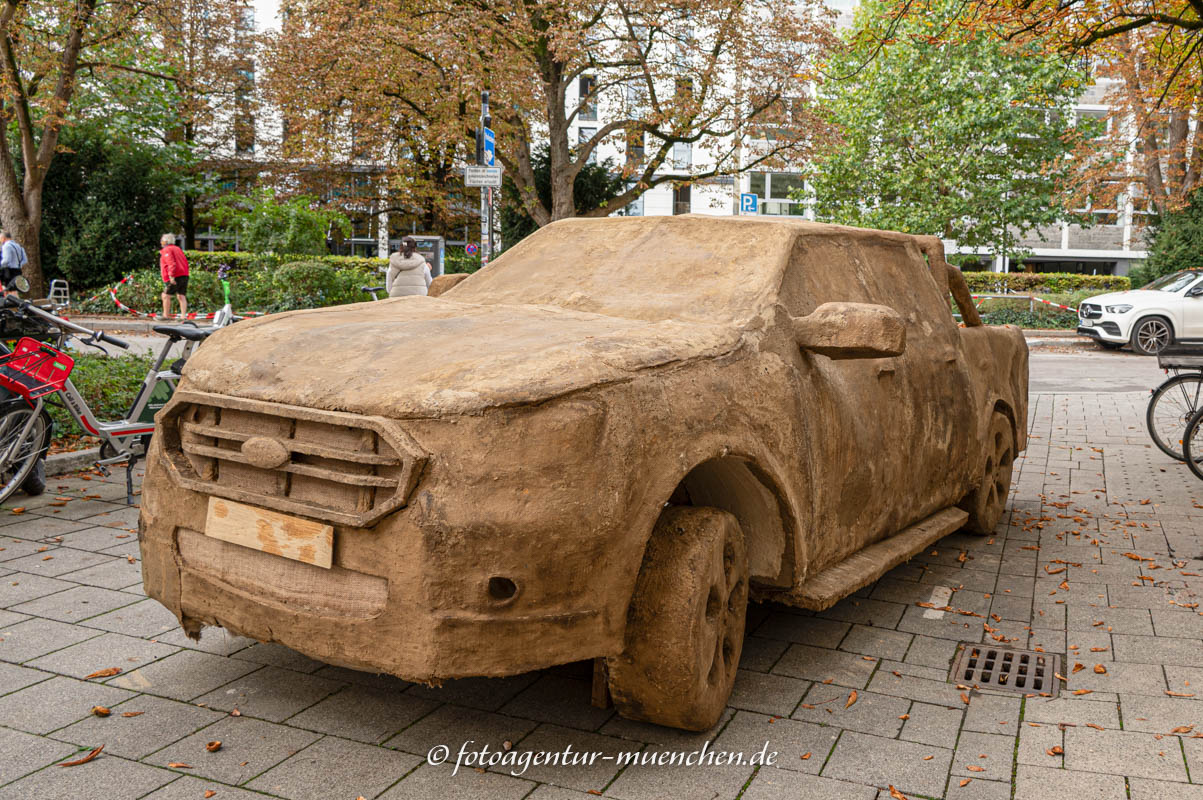 SUV - Vermatschen &amp; Gsundwerdn – Denkmal/Kunstwerk in München