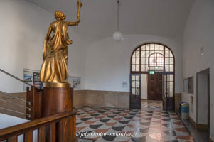 Der Goldene Engel, Allegorie der Wissenschaft – Foto aus München