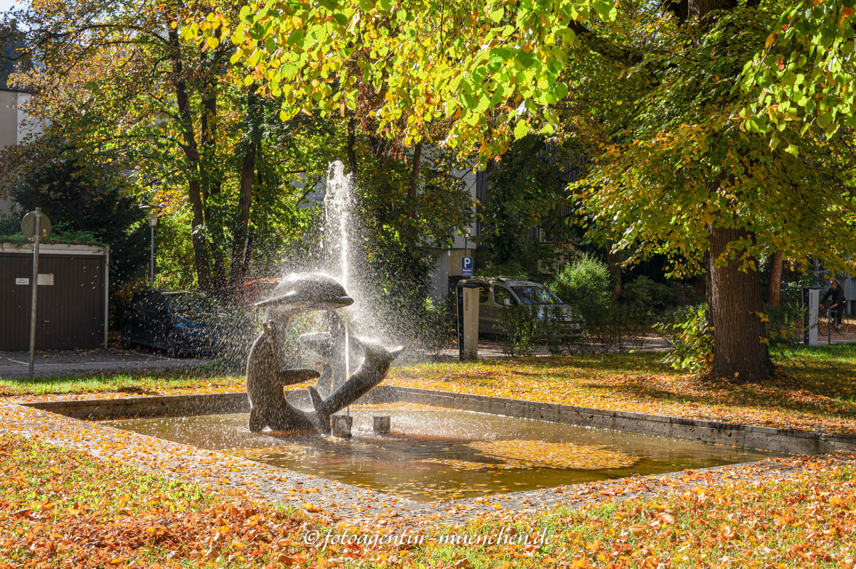 Delphin-Brunnen – Denkmal/Kunstwerk in München