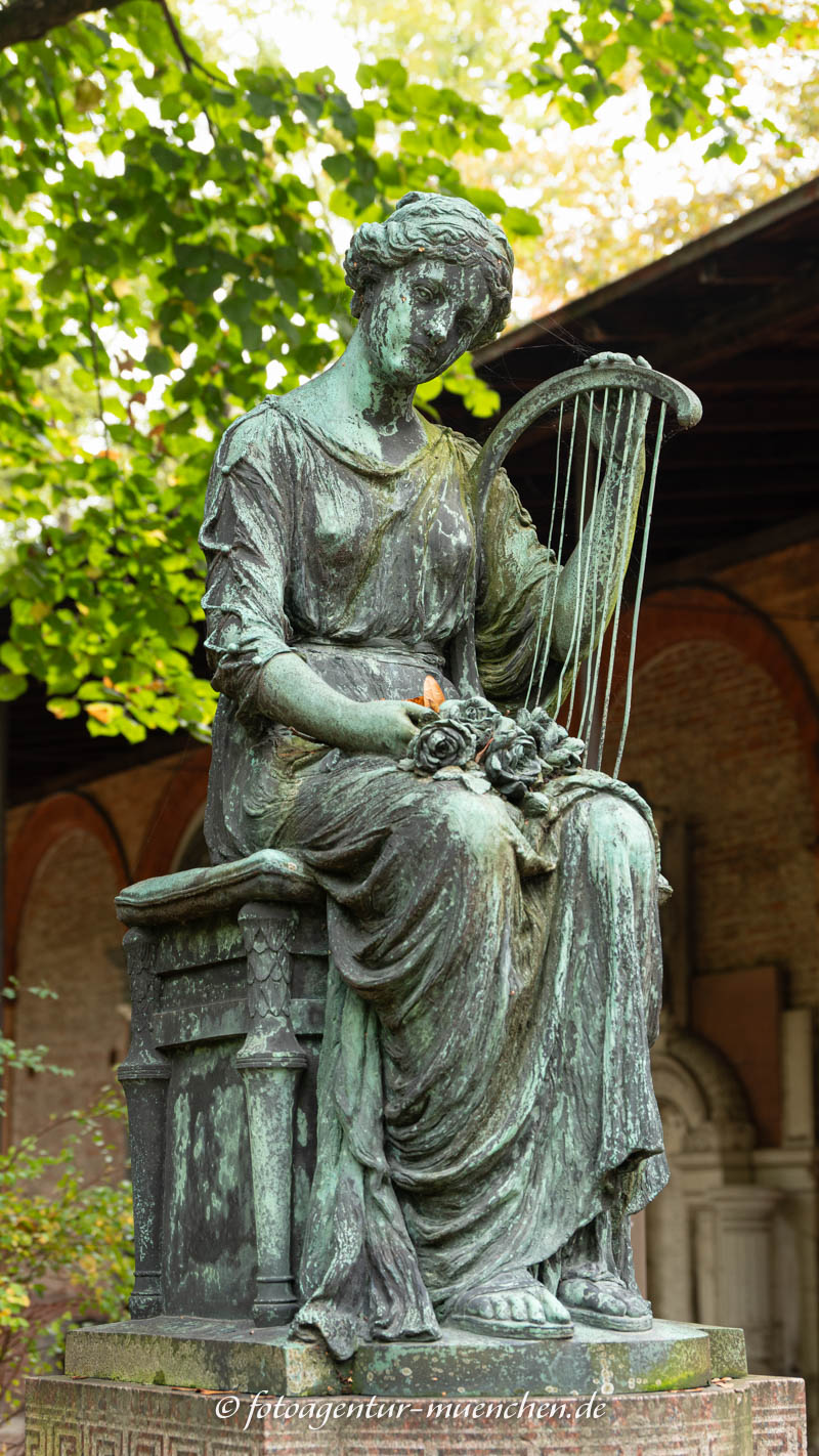 Sitzende Trauernde mit Harfe – Denkmal/Kunstwerk in München