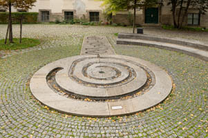 Gerhard Willhalm – Bodenbrunnen in Sitzform