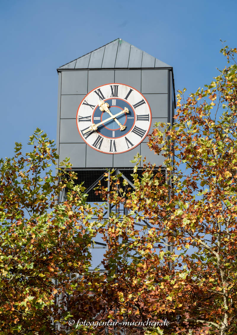 Uhrturm – Denkmal/Kunstwerk in München