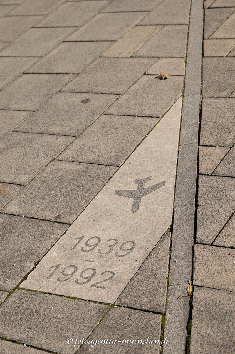 Markierung ehemaliges Flugfeld  – Denkmal/Kunstwerk in München