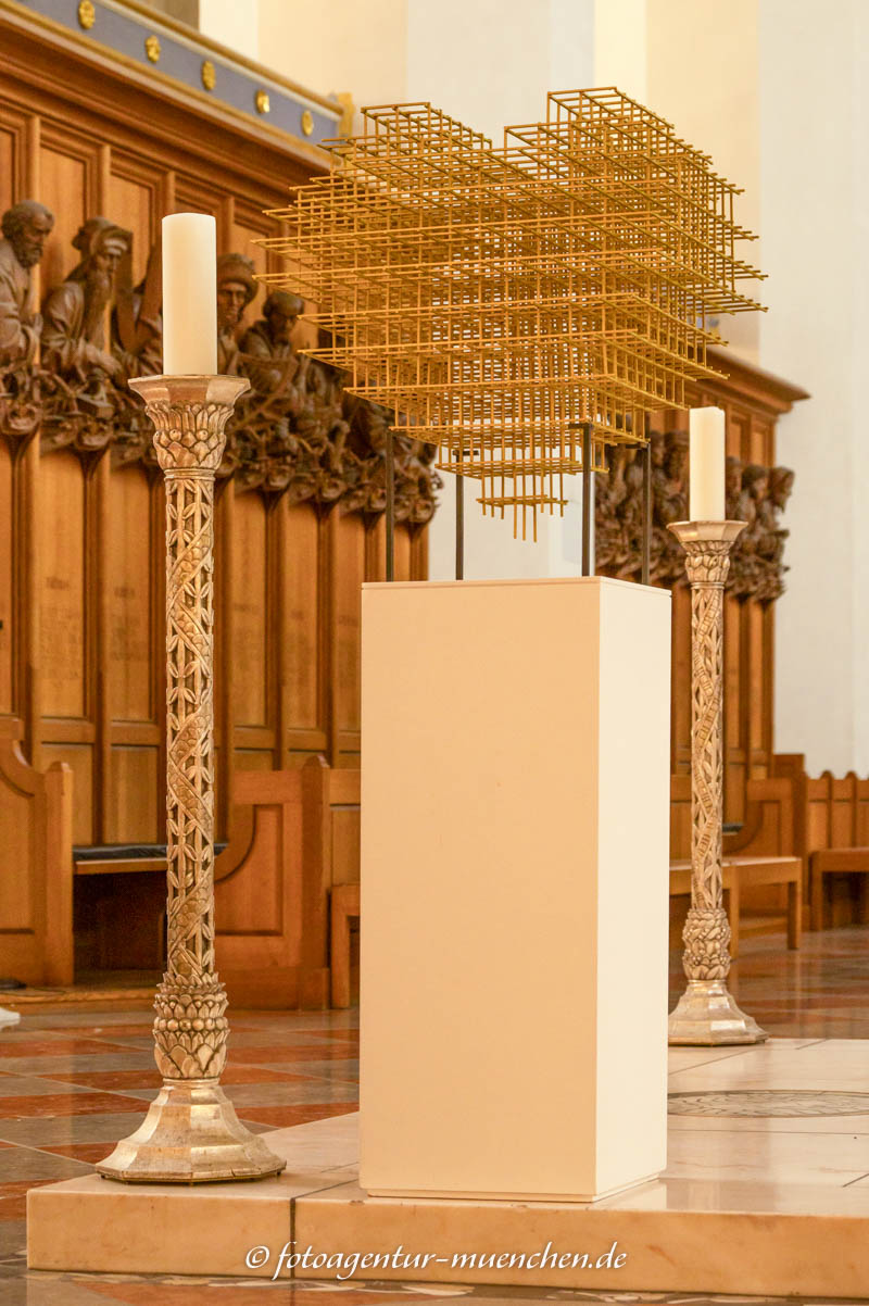Heart - Durchlöchertes Herz – Denkmal/Kunstwerk in München