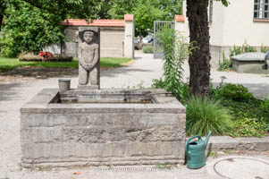 Gerhard Willhalm – Knieender nackter Mann am Brunnen