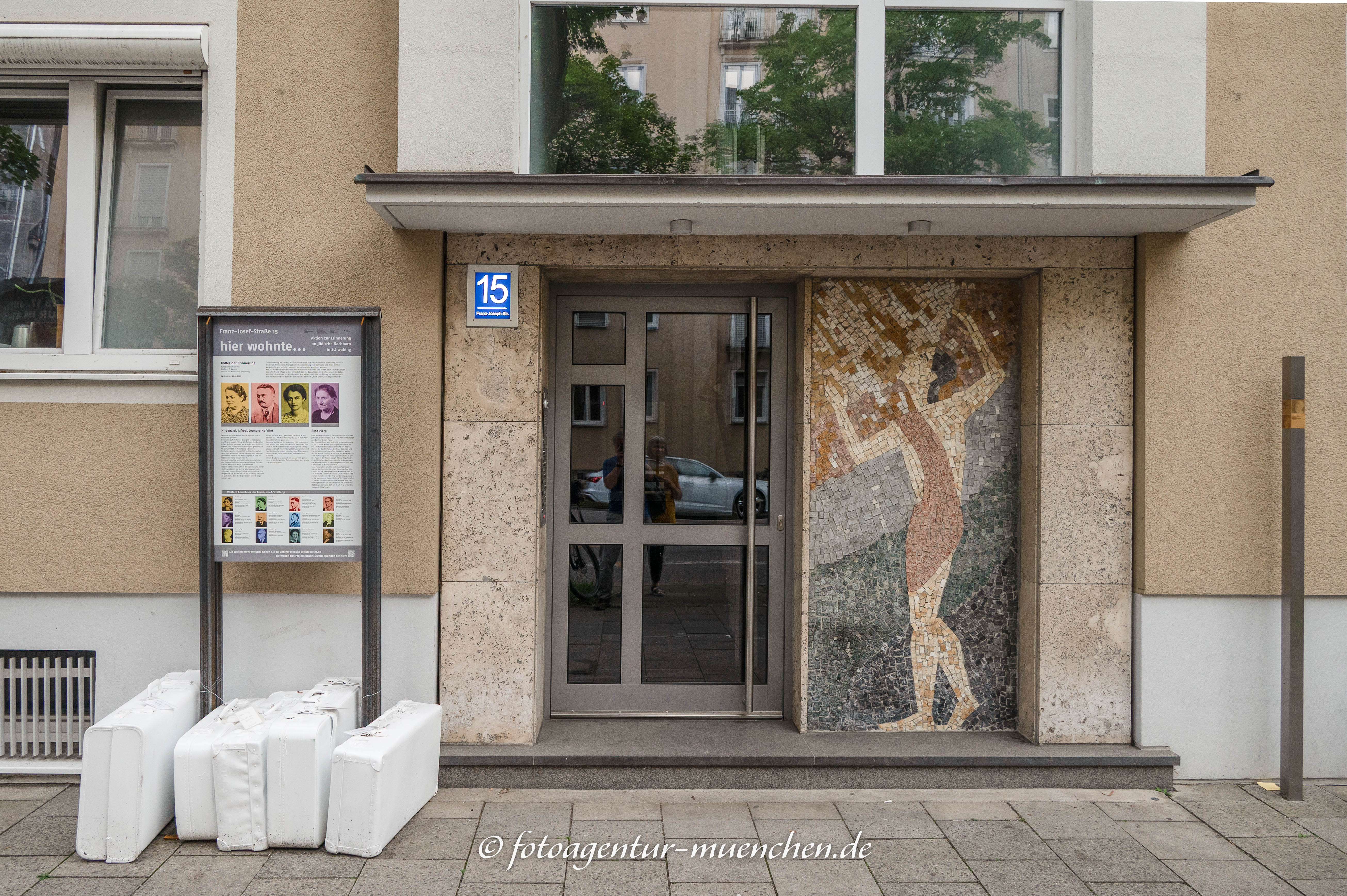 Weiße Koffer