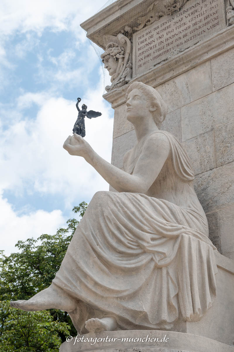 Sitzallegorie »Kunst« – Denkmal/Kunstwerk in München