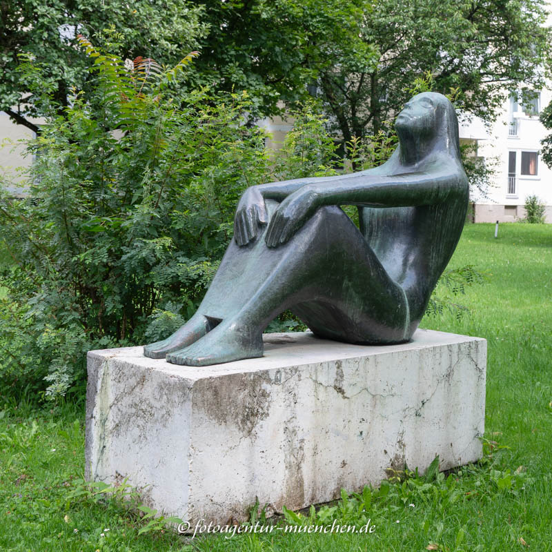 Die Sitzende – Denkmal/Kunstwerk in München