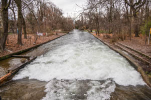 Eisbach ohne Welle – Foto aus München