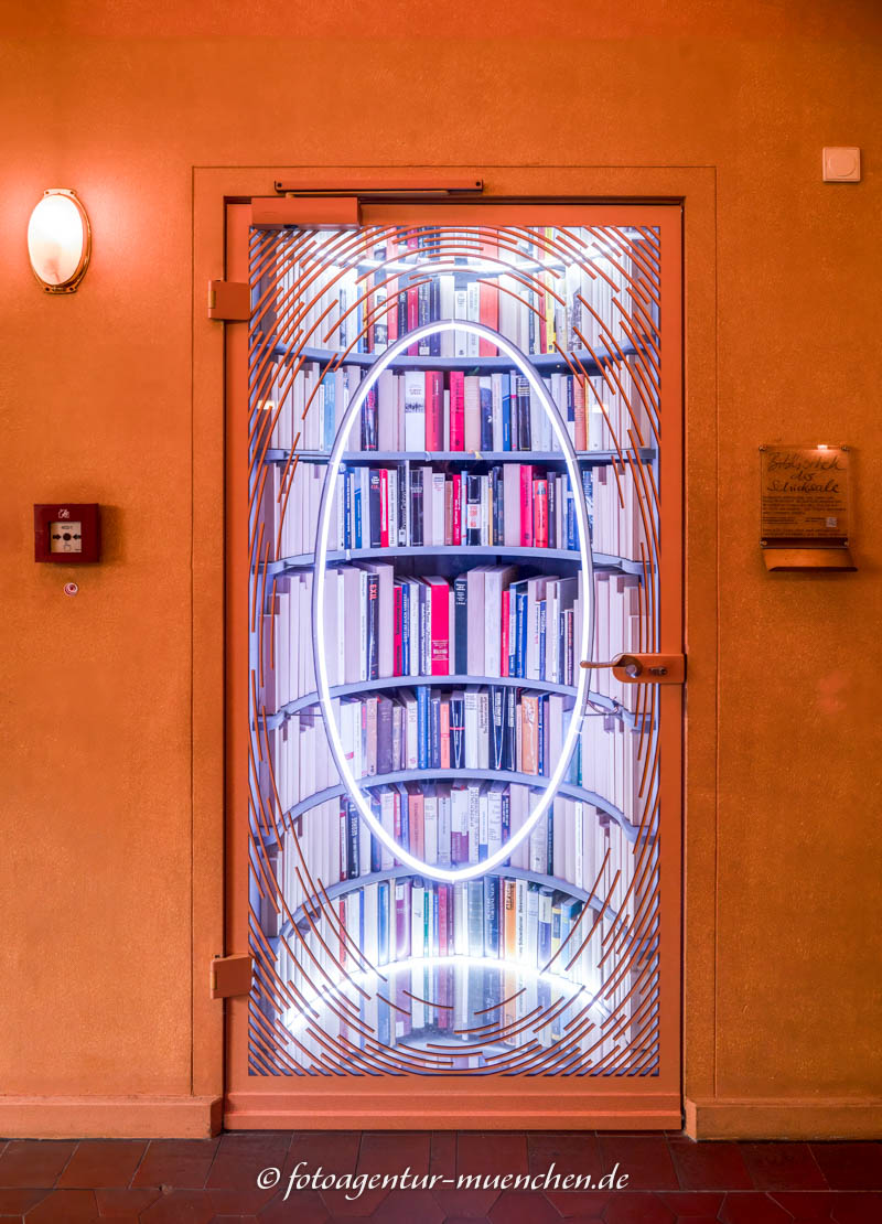Bibliothek der Schicksale – Denkmal/Kunstwerk in München