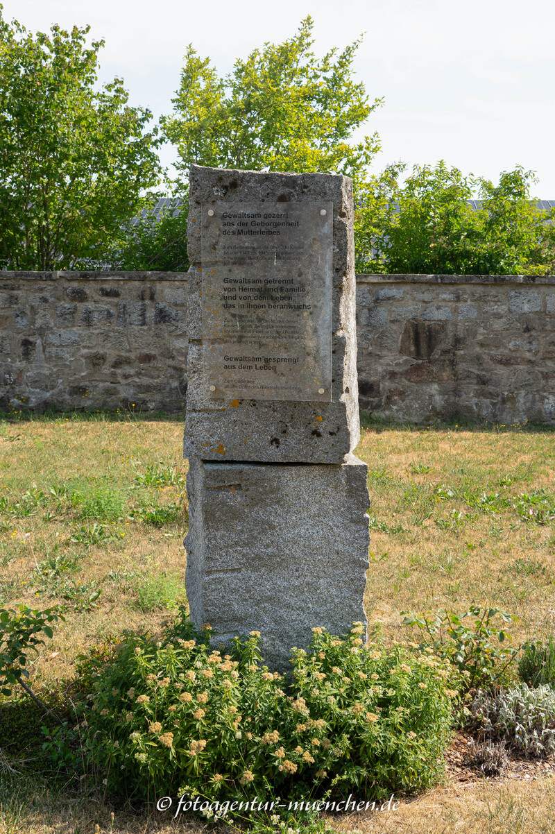 Gedenkstein an die Opfer der Zwangsabtreibungen
