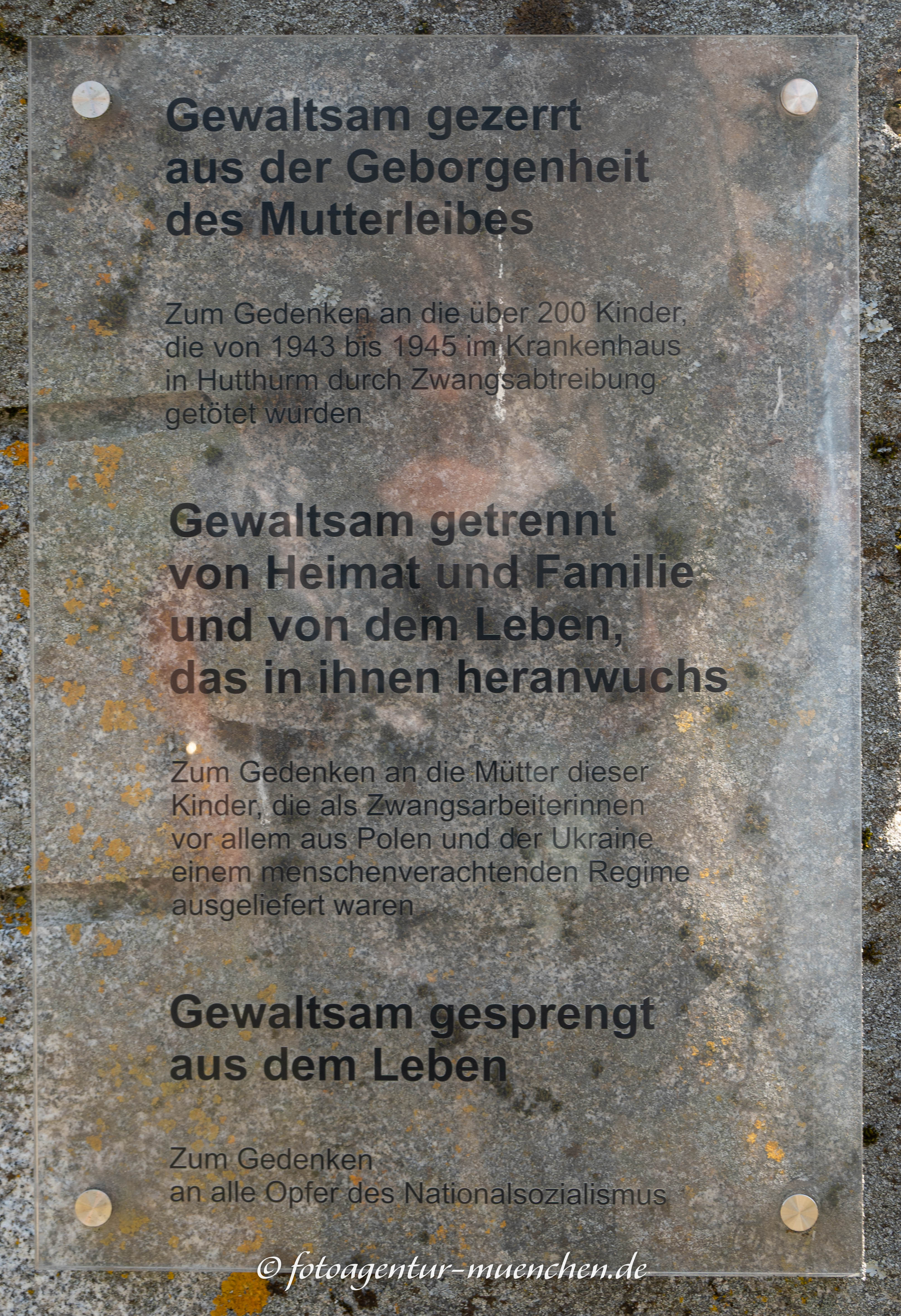 Gedenkstein an die Opfer der Zwangsabtreibungen